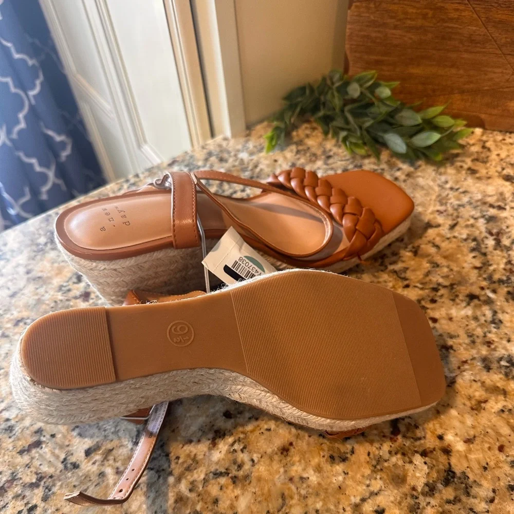 A New Day memory foam wedge sandals 9 1/2 new with tags - Picture 2 of 2